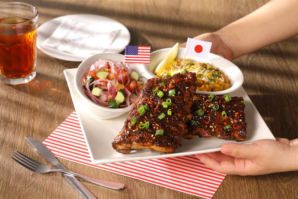 TGI FRIDAYS x 胡同燒肉聯名「醬烤好火伴」！99年生送半份炭烤豬肋排！