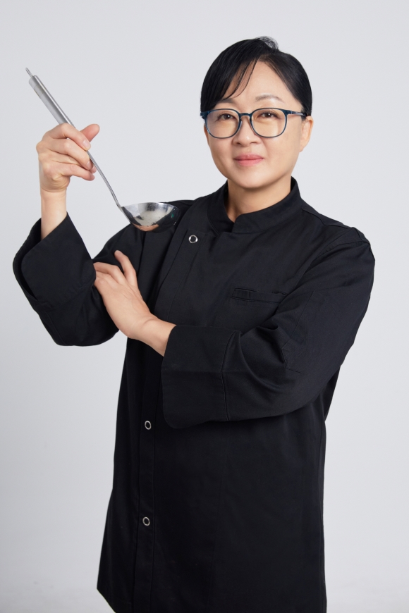 《黑白大廚：料理階級大戰》「學餐名家」李美英廚師親臨高雄