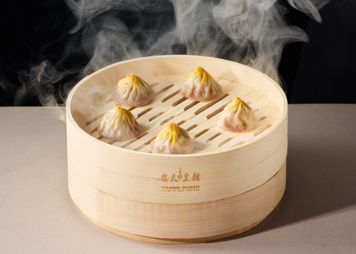 樂天皇朝來台10週年！新菜單「煙燻星鰻小籠包」領軍 家常味升級